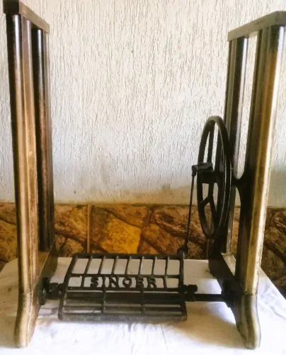 Antigo Pé Maquina Madeira Imbuia Singer Original Laterais Madeira meio em ferro fundido *