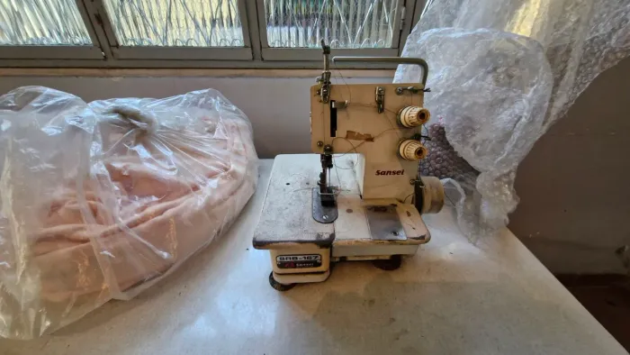 Máquina de Costura Industrial SANSEI SRB167 (Usado, Excelente Estado, com Mesa e Motor)