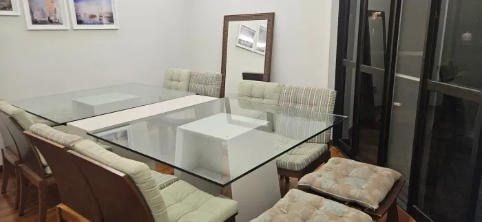 Mesa Parma 12 lugares, 8 cadeiras e 6 bancos madeira maciça e estifados . Pés laqueados