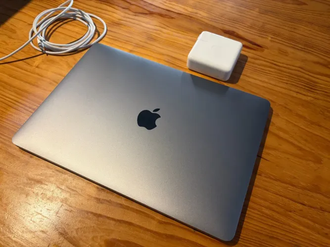 MacBook Pro 2019 ( Toch Bar)