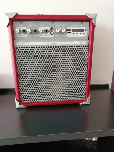 Caixa amplificada em ótimo estado!