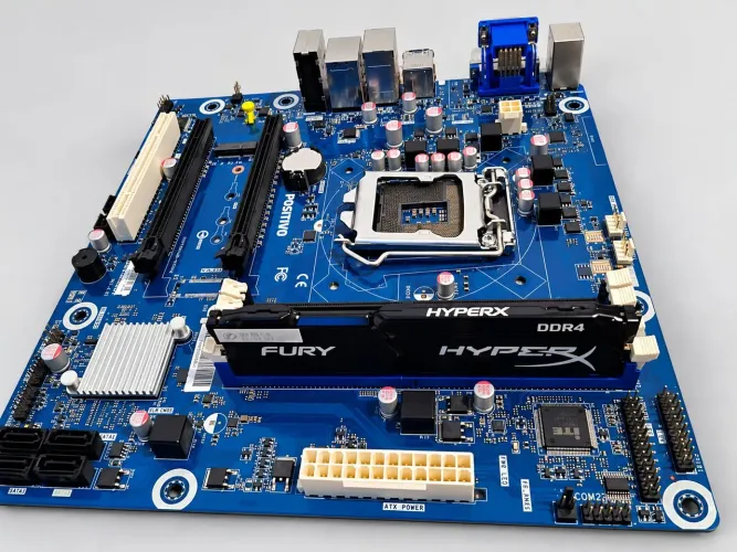 placa-mãe Intel com duas memórias HyperX Fury