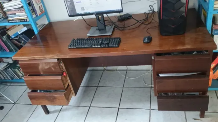Mesa Escrivaninha Antiga em Madeira Maciça com 6 Gavetas - 1,60m