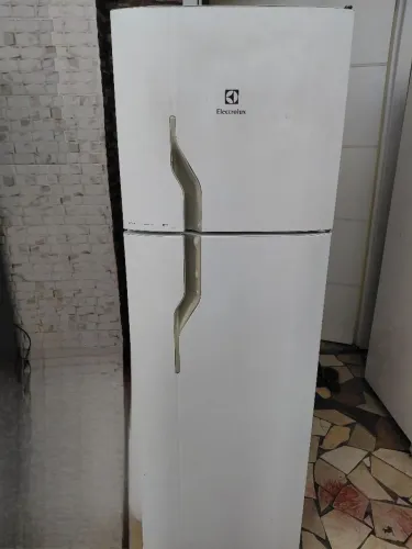 Vendo geladeira Electrolux 261 litros  220v 