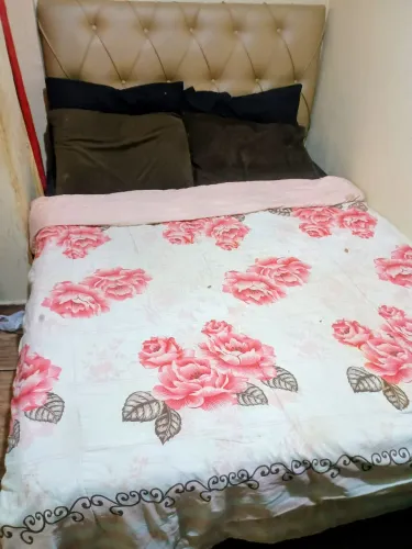 Cama semi nova com cabeceira 