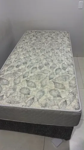 Vende-se cama de solteiro