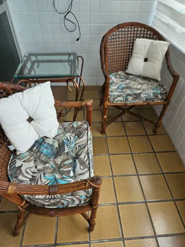 Conjunto terraço com 2 cadeiras e mesa lateral