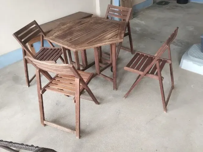 Conjunto de Mesa de Madeira com 4 Cadeiras Dobráveis