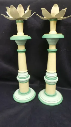 PAR DE CASTIÇAIS EM MADEIRA NOBRE CANDELABROS PINTADOS BOBECHE FERRO