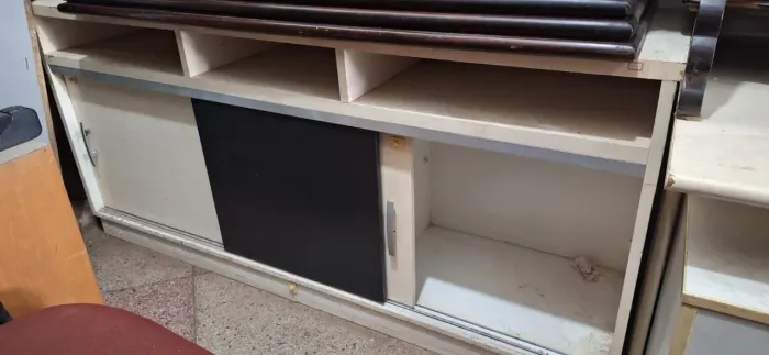 Rack de madeira maciça com formica. 