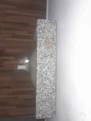 Pia de banheiro com cuba embutida. Granito branco Marfim