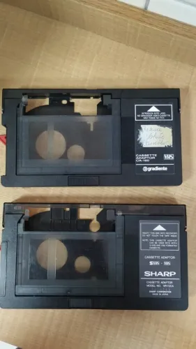 Adaptador Para Fitas Vhs - Marca GRADIENTE Ou SHARP (Usado com defeito) Não abre