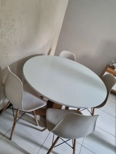 Mesa redonda com tampo de vidro