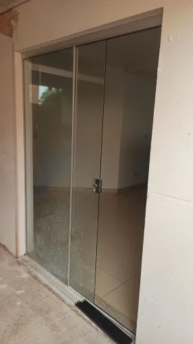 Porta de vidro em alumínio