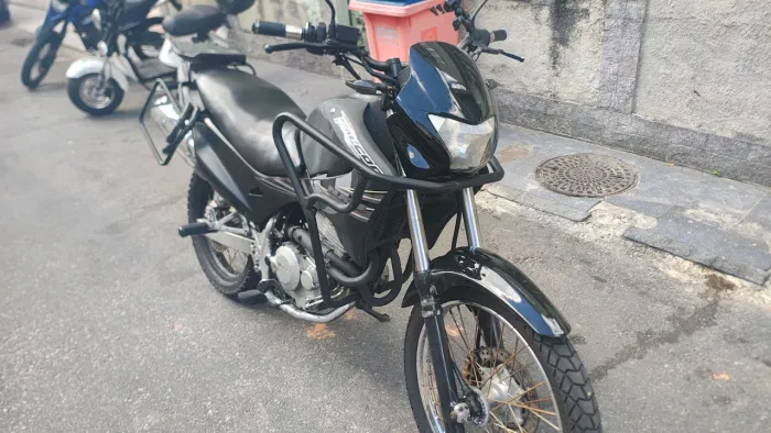 Honda NX4 Falcon - Força, Conforto e Confiabilidade