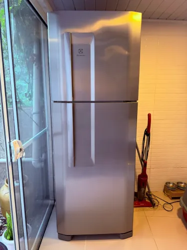     Geladeira Electrolux - 2 Portas, Inox, Excelente Conservação
