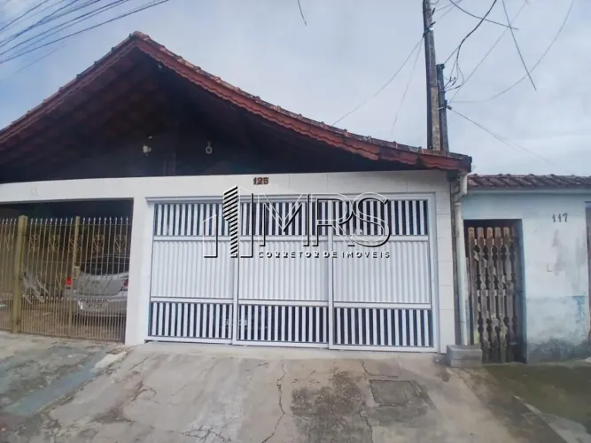 Espaçosa Casa Geminada à Venda em Princesa, Praia Grande - 2 Quartos