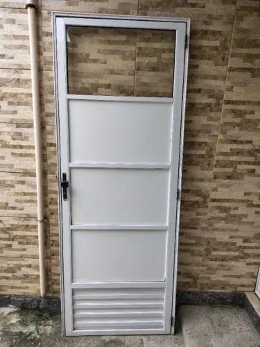 Porta de embutir alumínio branco, pintura eletroestática com vitrô em perfeita condições