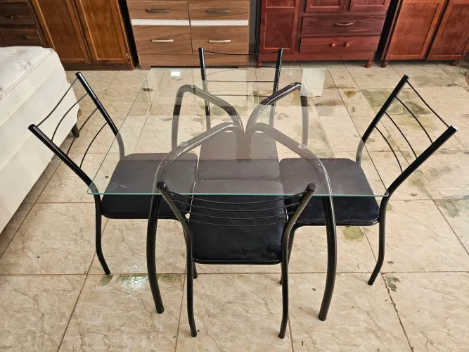 Mesa conservada de vidro