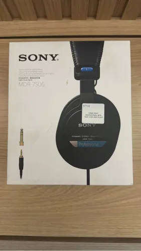 Fone de ouvido over-ear Sony Professional MDR-7506 preto