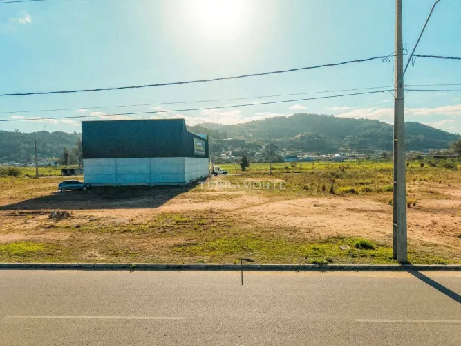 Lote Industrial de 450m² em frente à saída para a Av. Patrício Lima