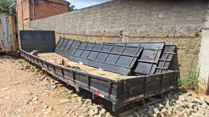 Carroceria carga seca com graneleira e bica com 9.50 mts para bitruk