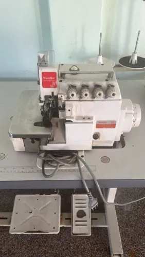 Máquina de costura overlok