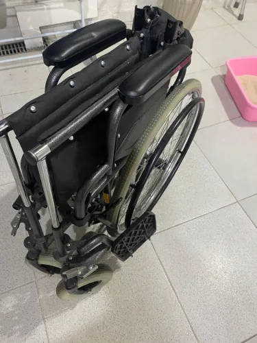 Cadeira de. Rodas muito nova Dellamed