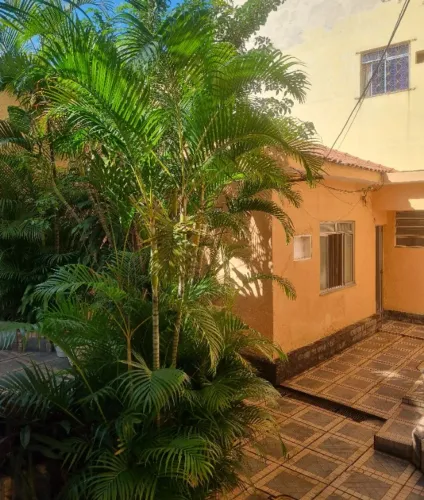Casa com Jardim Encantador e Aconchego Familiar.