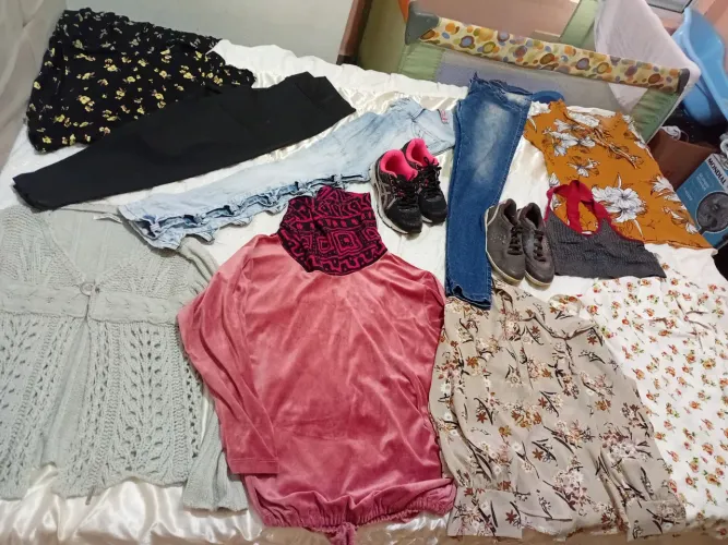 Vendo 20 peças de roupas por 70 reais tamanho m