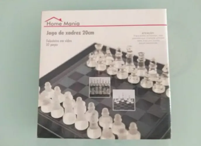 JOGO DE XADREZ COM TABULEIRO DE VIDRO E 32 PEÇAS, MARCA HOME MANIA.
