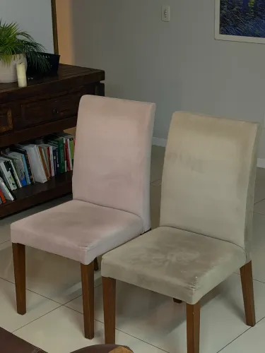 Cadeira Estofada com Pés em Madeira 