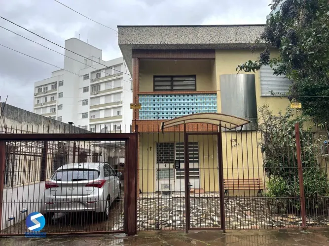 Terreno amplo com 690m², com duas casas construídas para moradia ou investyirdores!!