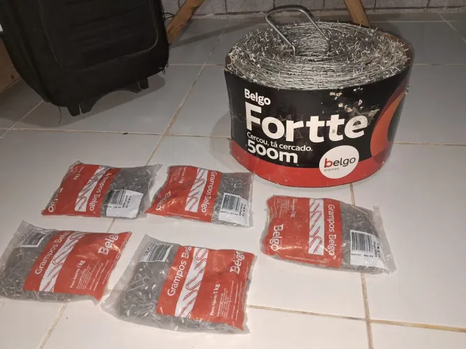 Arame farpado mais grampos, valor pode ser negociado.