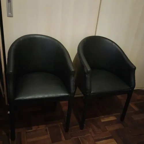 2 Poltronas Preta Courino