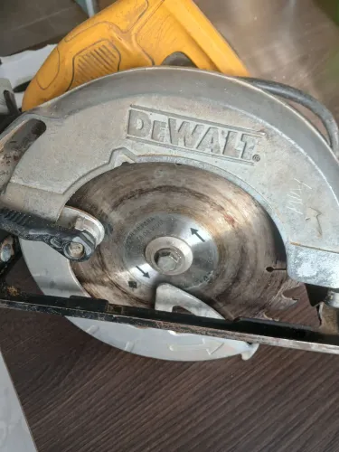 Serra circular Dwalt 220 vts