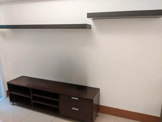 Rack para TV + Prateleira Suspensa em MDF - Excelente Estado