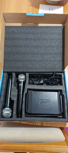 Microfone sem fio duplo AZ, praticamente sem uso. Pesquise sobre a marca, é excelente!