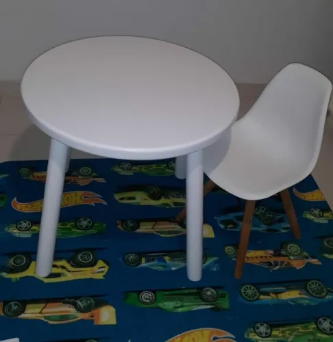 Mesa infantil + cadeira TOKSTOK (retirada a combinar)