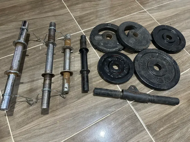 4 barras maciças + 16kg de anilhas de ferro + 4 presilhas + 1 puxador