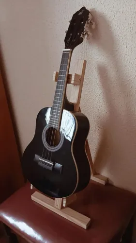 Vendo Cavaquinho, acompanha suporte de madeira e capa