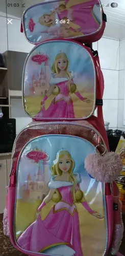 Kit Mochila com Rodinhas, estojo com duas repartições e lancheira.