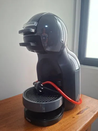 Cafeteira Nescafé Dolce Gusto preta 220v usada
