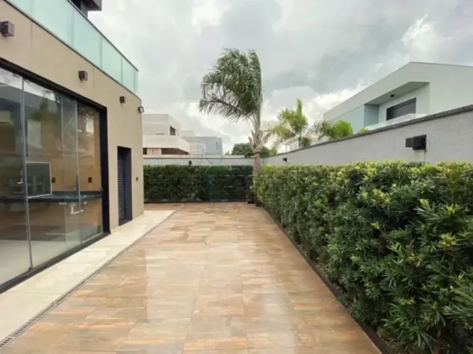 Casa de 386m² com 05 suítes para locação - Alphaville