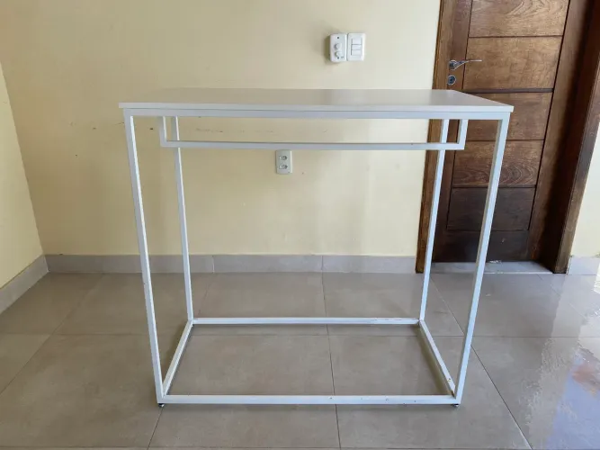 Bancada de MDF com Estrutura Metálica Branca - Ótimo Estado