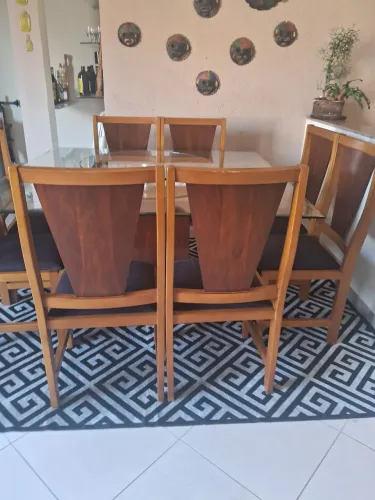 Linda sala de jantar madeira maciça , tampo de vidro bisote,com prato giratório, impeca!