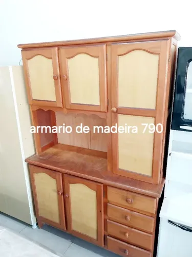 Armário de madeira