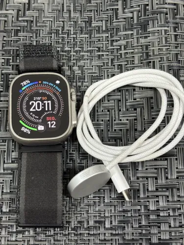 Apple Watch Ultra 49mm titânio natural