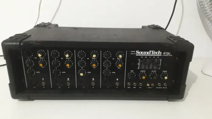 POWERED MIXER DE AUDIO AMPLIFICADO SOUNDTECH 4150 DE 4 CANAIS