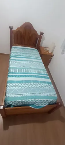 Cama de solteiro com auxiliar em madeira vai com um colchão